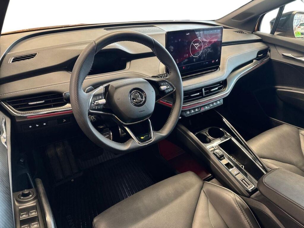 Skoda Enyaq 2023 Oranssi