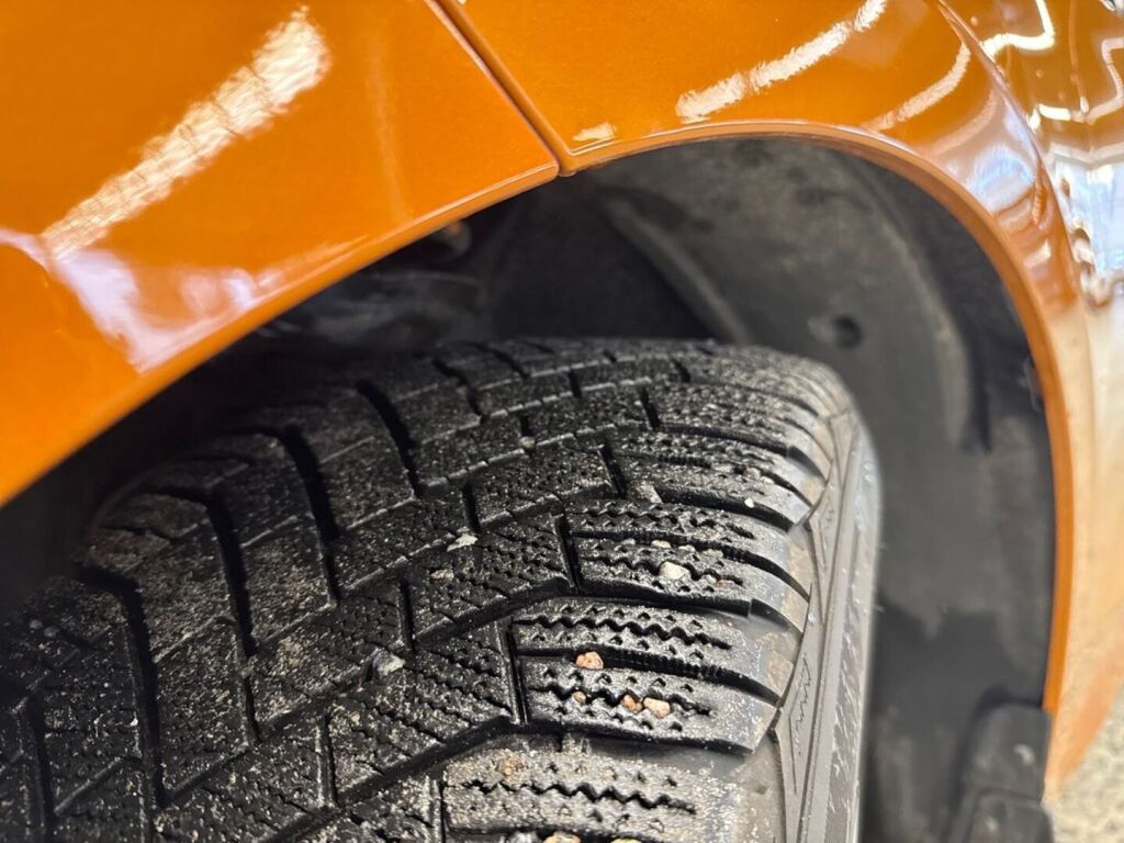 Skoda Enyaq 2023 Oranssi