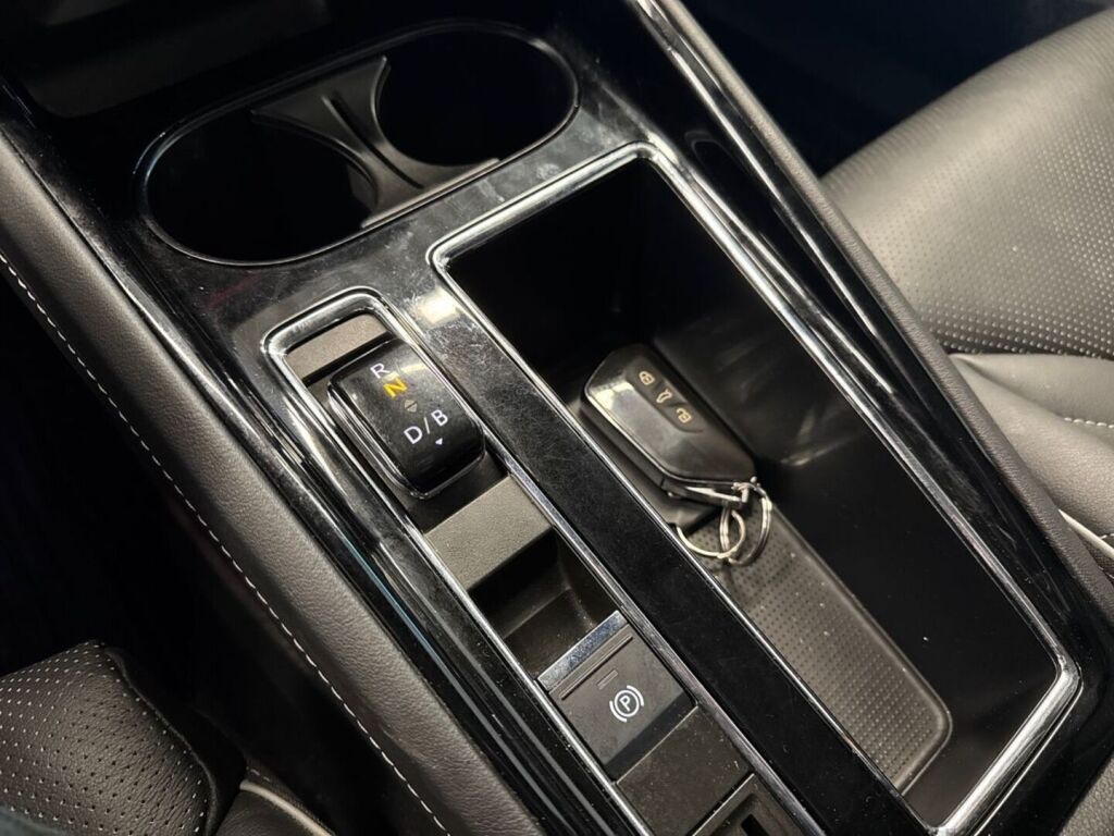 Skoda Enyaq 2023 Oranssi