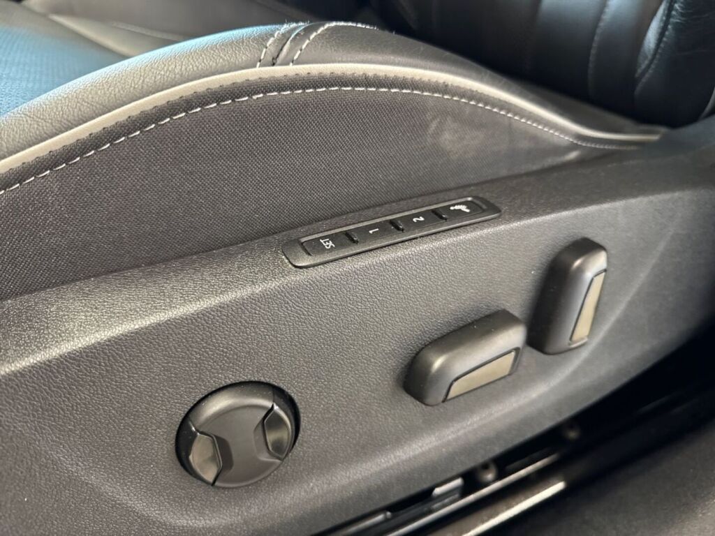 Skoda Enyaq 2023 Oranssi