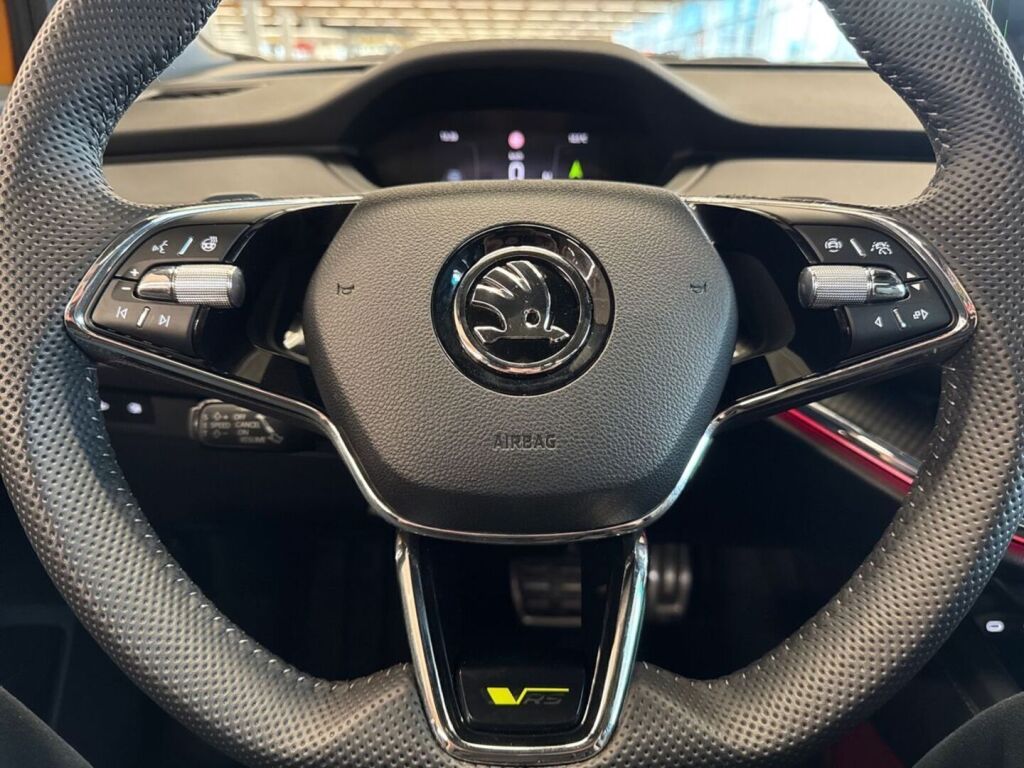 Skoda Enyaq 2023 Oranssi