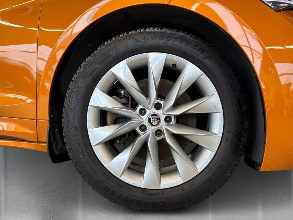 Skoda Enyaq 2023 Oranssi