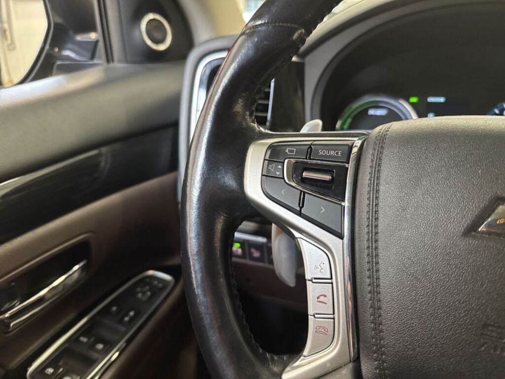 Mitsubishi Outlander PHEV 2015 Ruskea (beige)