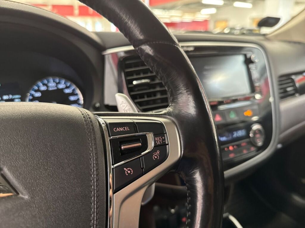 Mitsubishi Outlander PHEV 2015 Ruskea (beige)