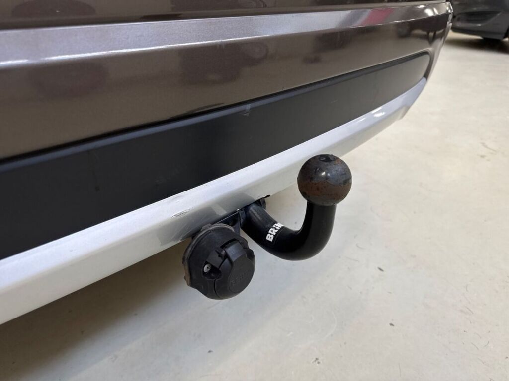 Mitsubishi Outlander PHEV 2015 Ruskea (beige)