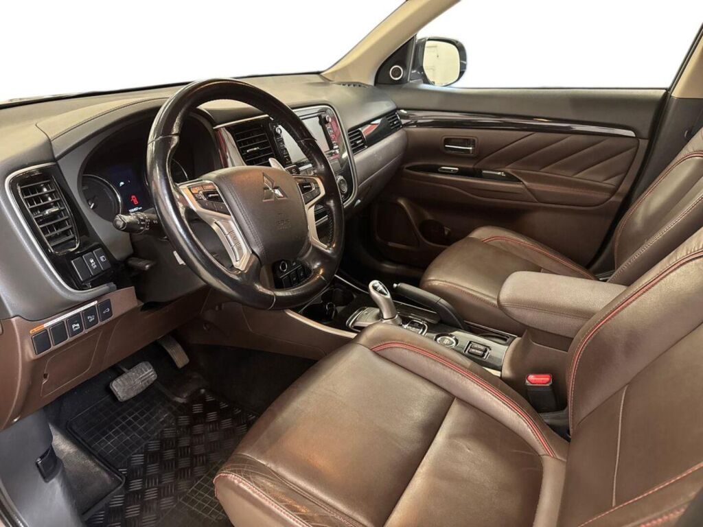 Mitsubishi Outlander PHEV 2015 Ruskea (beige)