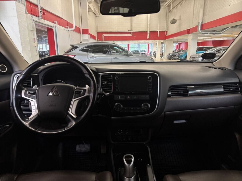 Mitsubishi Outlander PHEV 2015 Ruskea (beige)