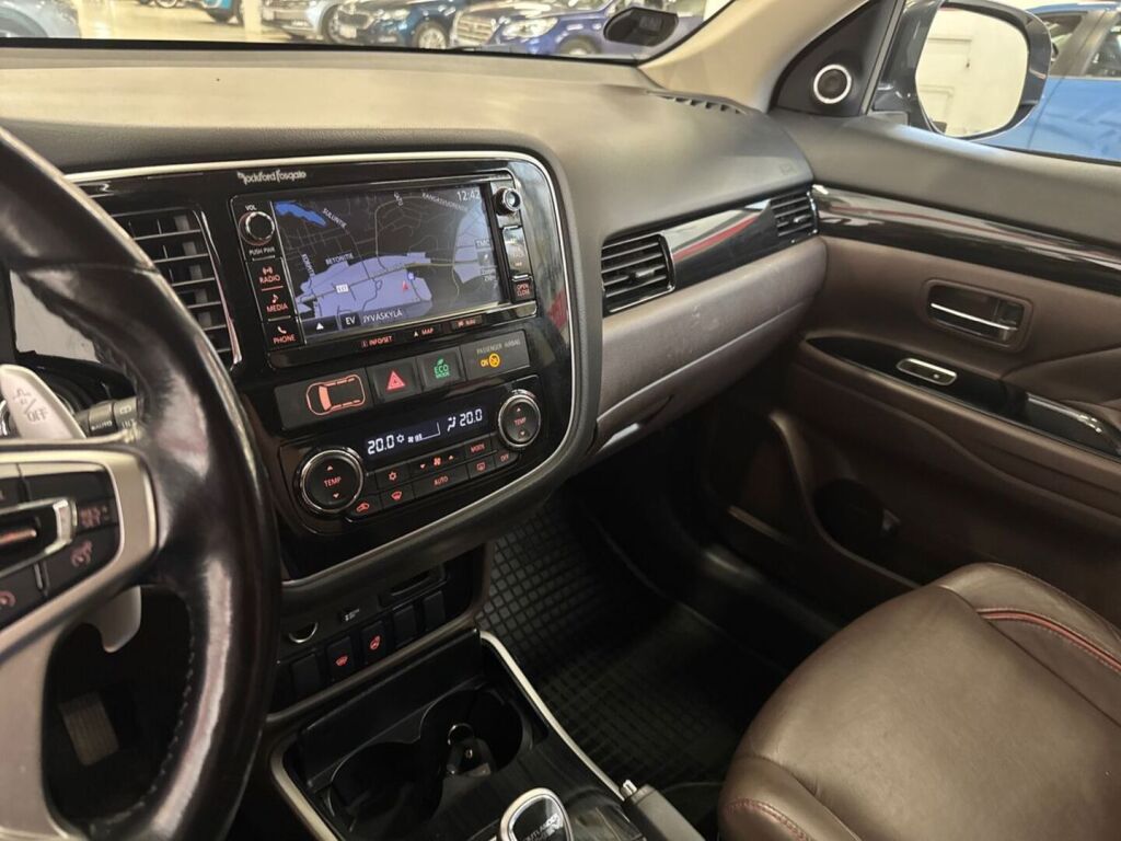 Mitsubishi Outlander PHEV 2015 Ruskea (beige)