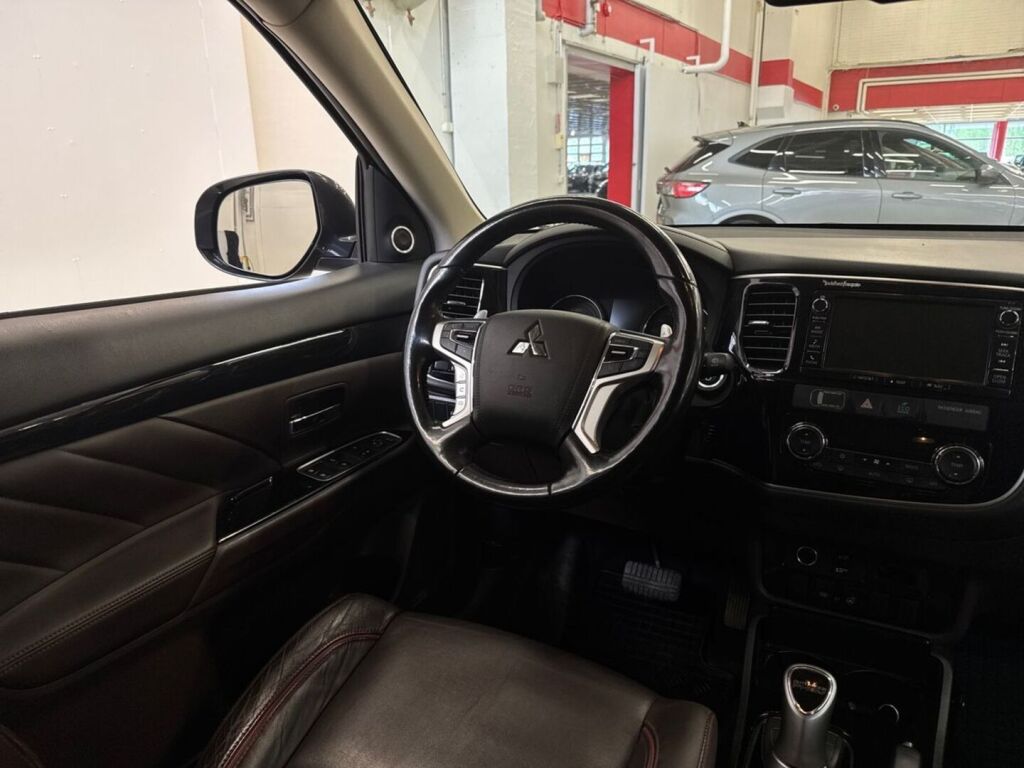 Mitsubishi Outlander PHEV 2015 Ruskea (beige)