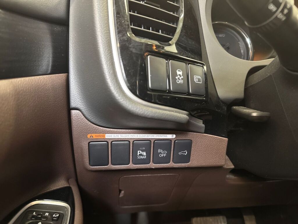 Mitsubishi Outlander PHEV 2015 Ruskea (beige)