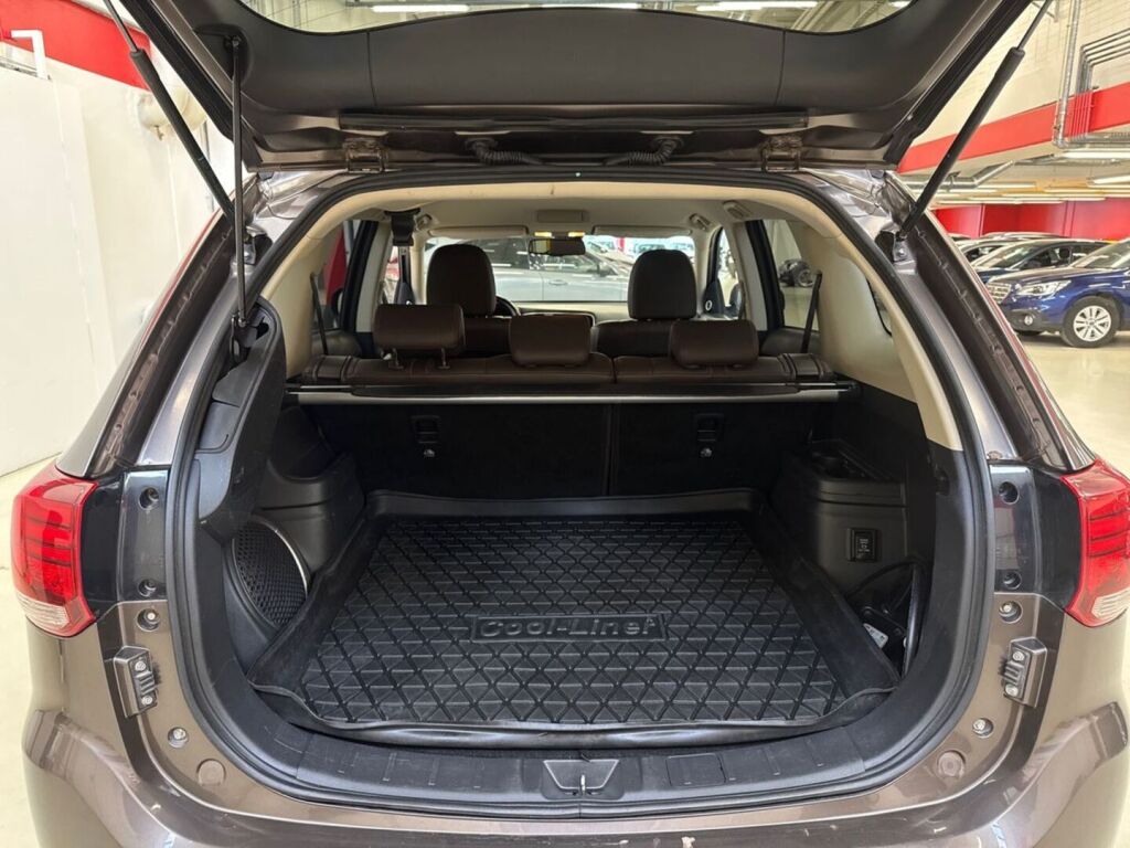 Mitsubishi Outlander PHEV 2015 Ruskea (beige)