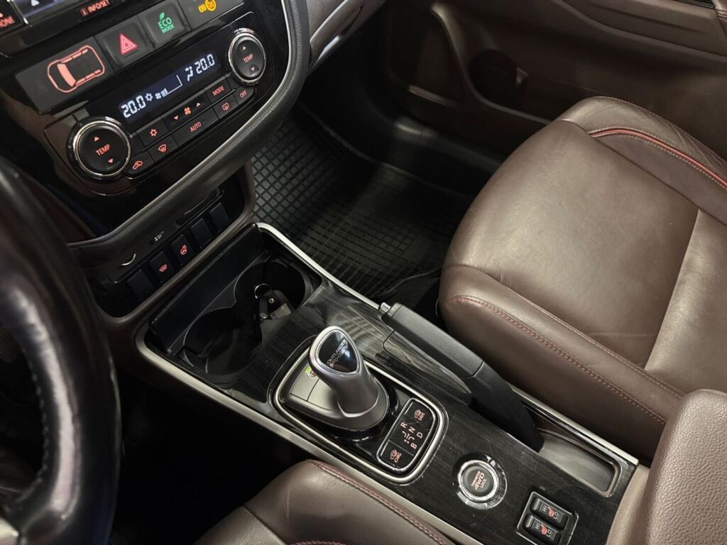 Mitsubishi Outlander PHEV 2015 Ruskea (beige)