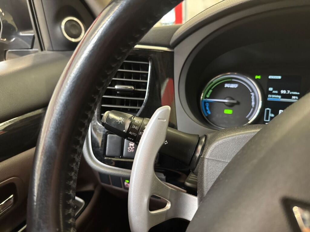 Mitsubishi Outlander PHEV 2015 Ruskea (beige)