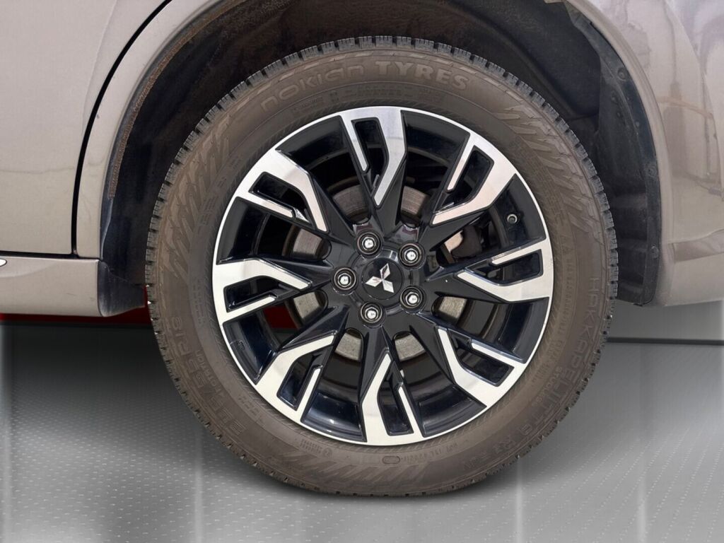 Mitsubishi Outlander PHEV 2015 Ruskea (beige)