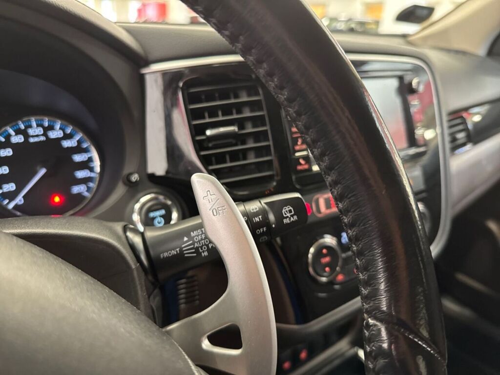 Mitsubishi Outlander PHEV 2015 Ruskea (beige)