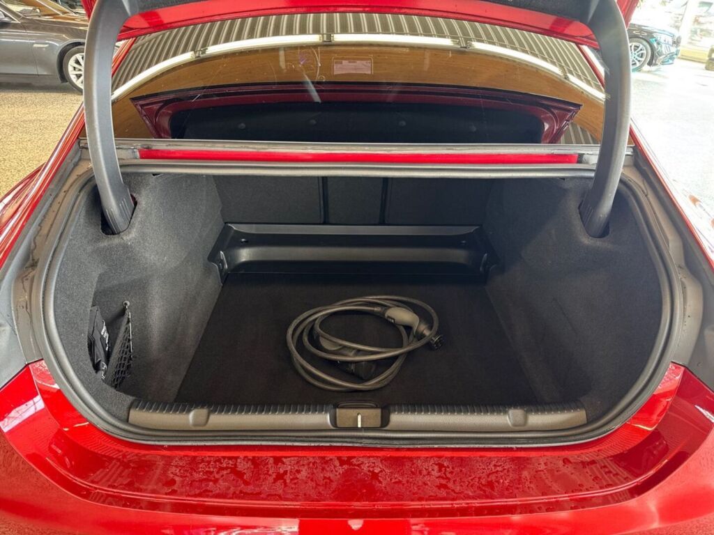 Mercedes-Benz EQE 2023 Punainen