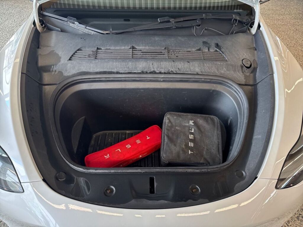 Tesla Model Y 2023 Valkoinen