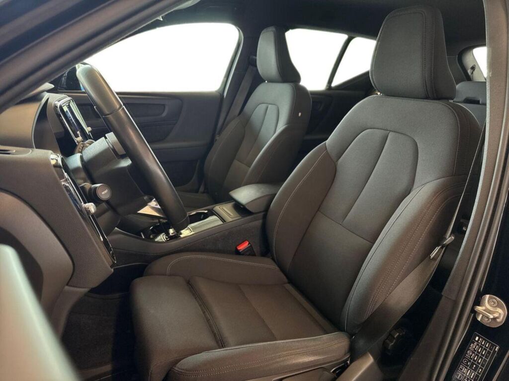 Volvo XC40 2023 Musta