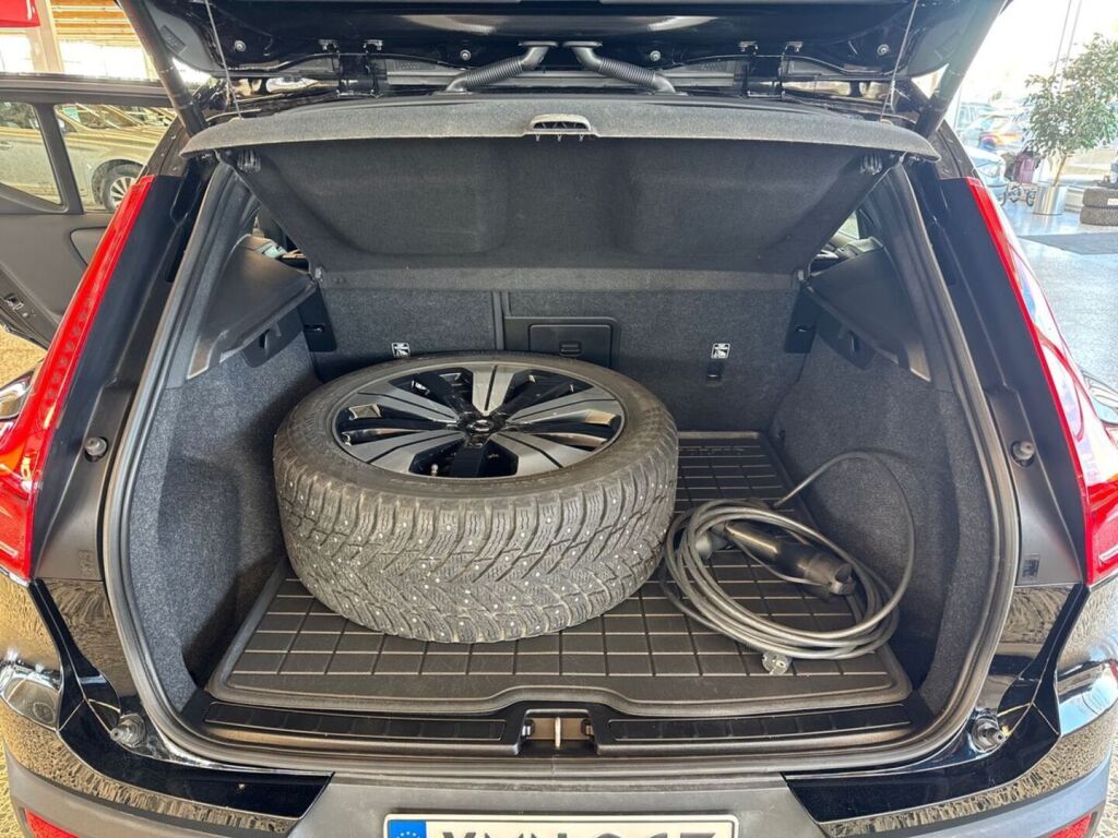Volvo XC40 2023 Musta