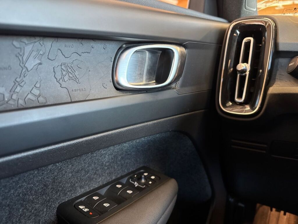 Volvo XC40 2023 Musta