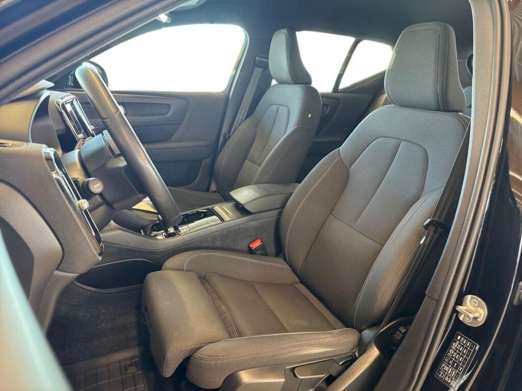 Volvo XC40 2023 Musta