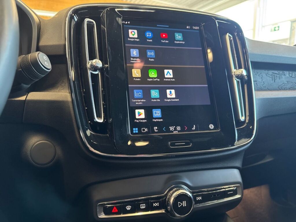 Volvo XC40 2023 Musta