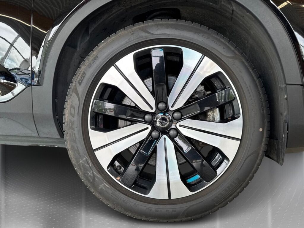 Volvo XC40 2023 Musta