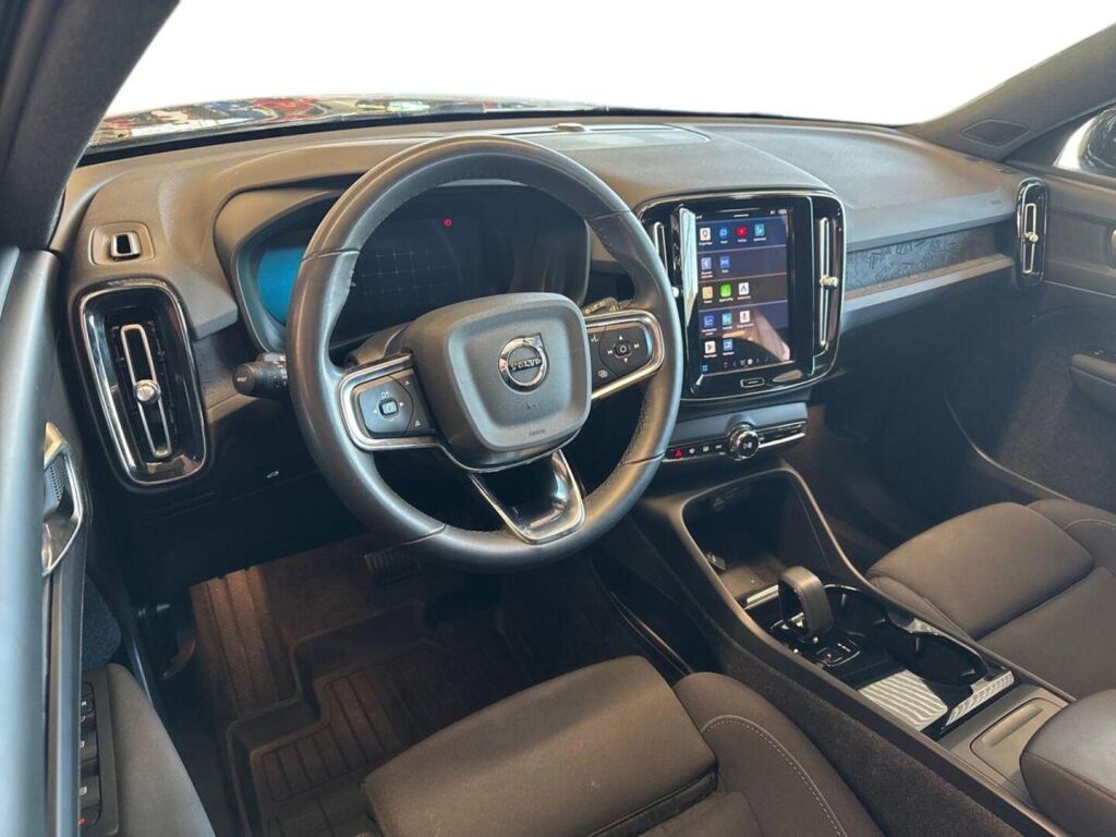 Volvo XC40 2023 Musta