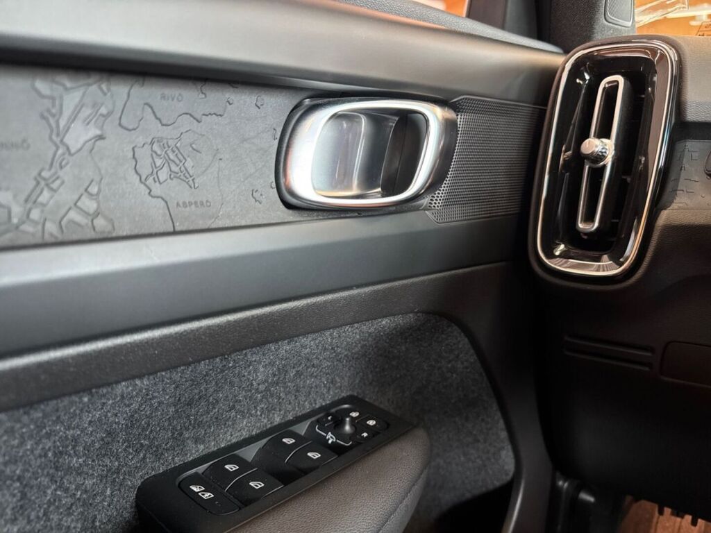 Volvo XC40 2023 Musta