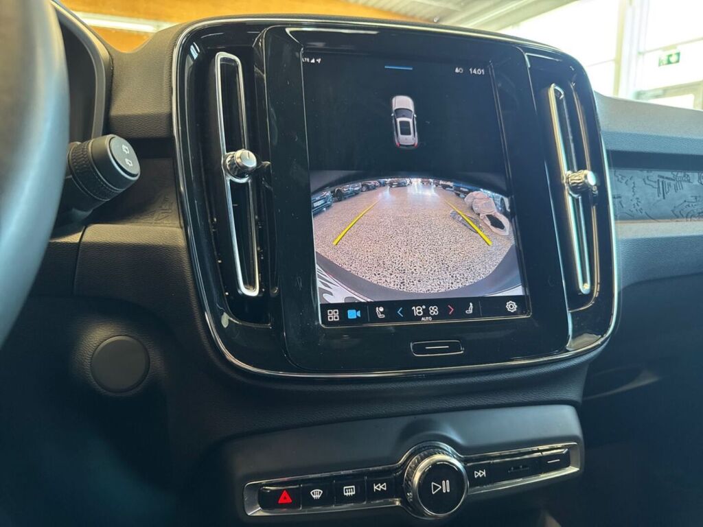 Volvo XC40 2023 Musta