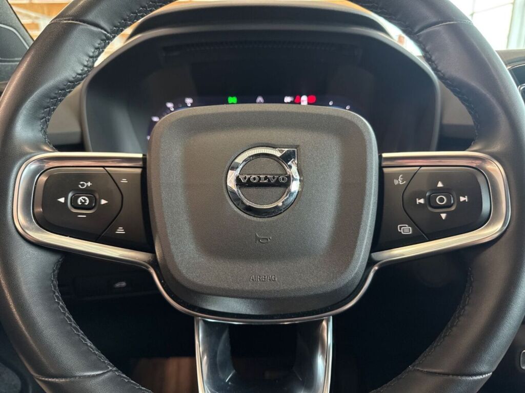 Volvo XC40 2023 Musta