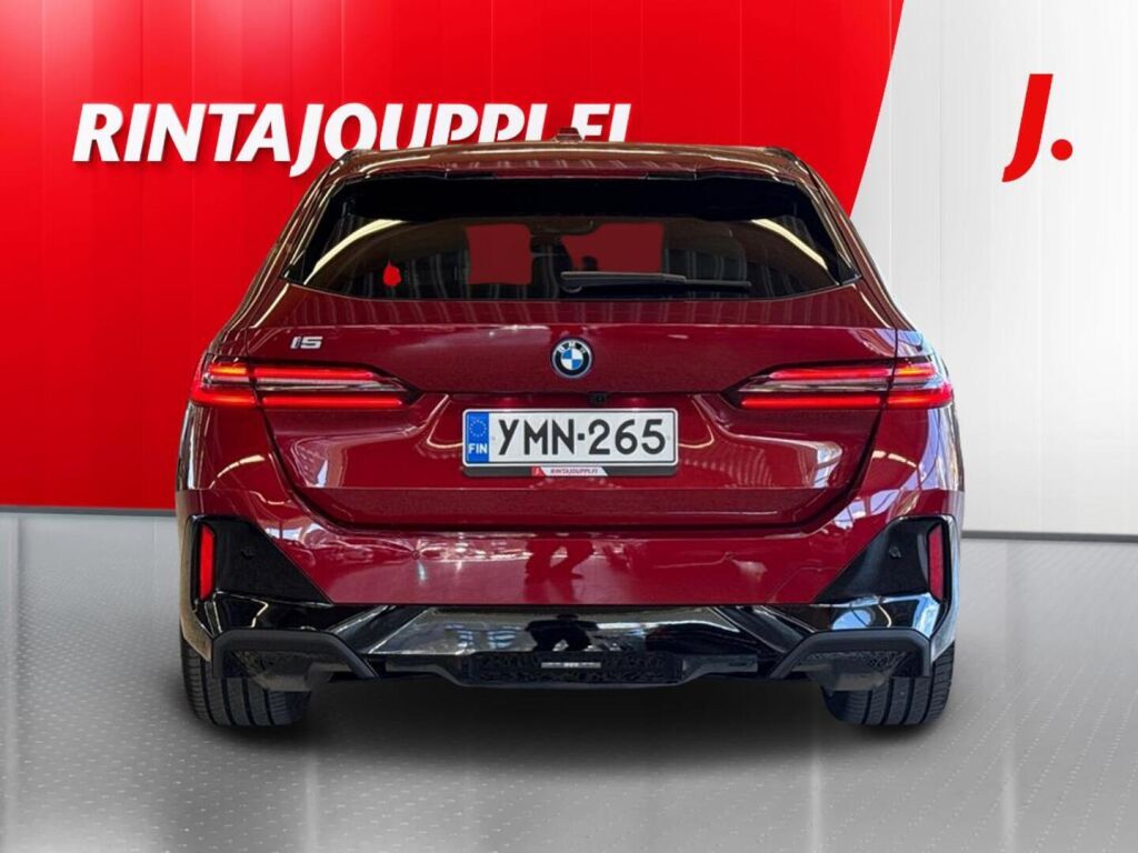 BMW i5 2025 Punainen (Dragon Fire Red)