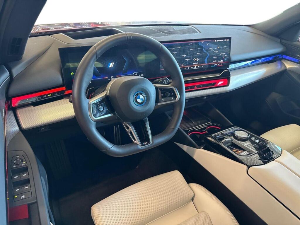 BMW i5 2025 Punainen (Dragon Fire Red)