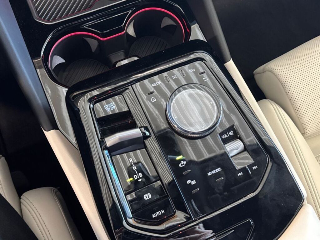 BMW i5 2025 Punainen (Dragon Fire Red)