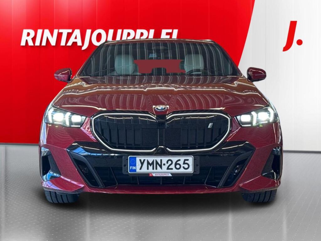 BMW i5 2025 Punainen (Dragon Fire Red)