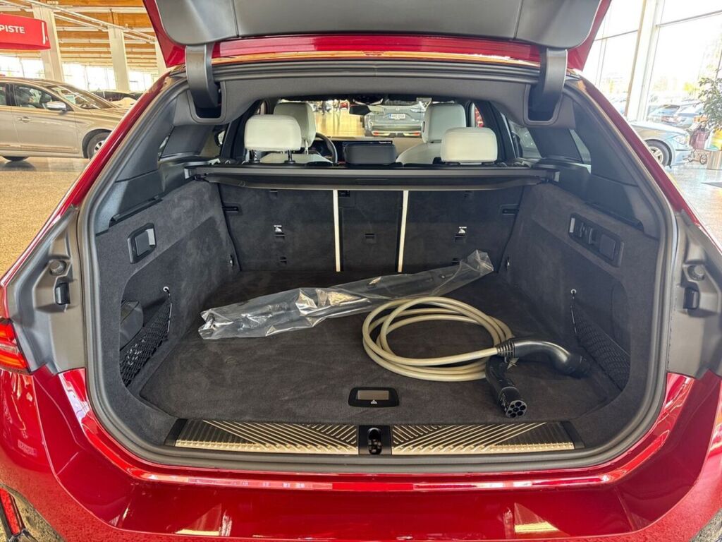 BMW i5 2025 Punainen (Dragon Fire Red)