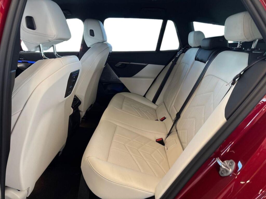 BMW i5 2025 Punainen (Dragon Fire Red)