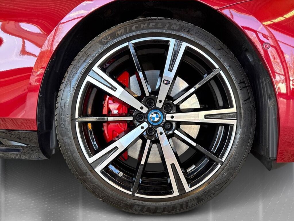 BMW i5 2025 Punainen (Dragon Fire Red)