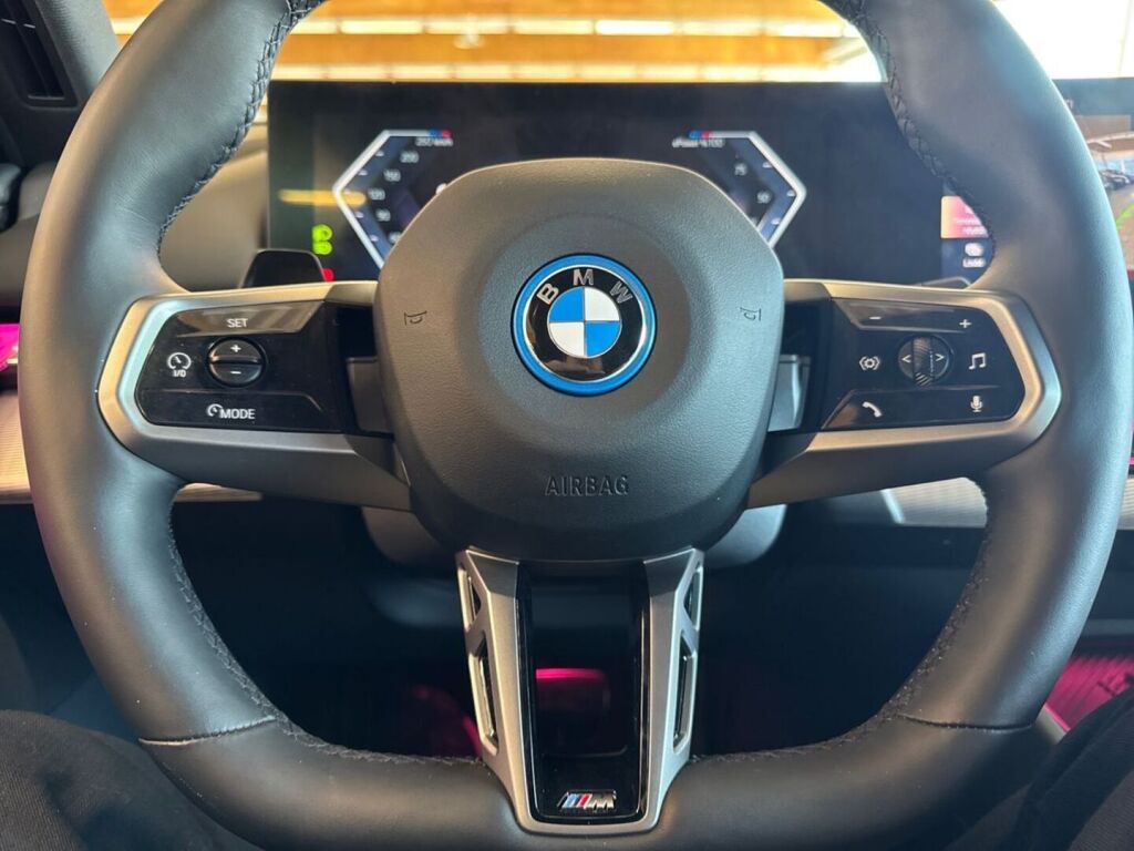 BMW i5 2025 Punainen (Dragon Fire Red)
