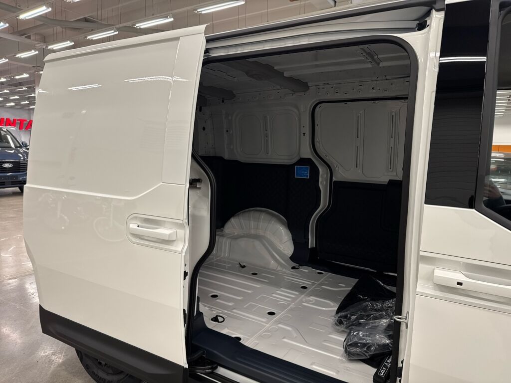 Kia PV5 Cargo 2026 Valkoinen