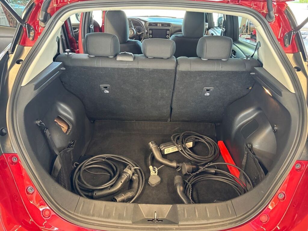 Nissan Leaf 2021 Punainen