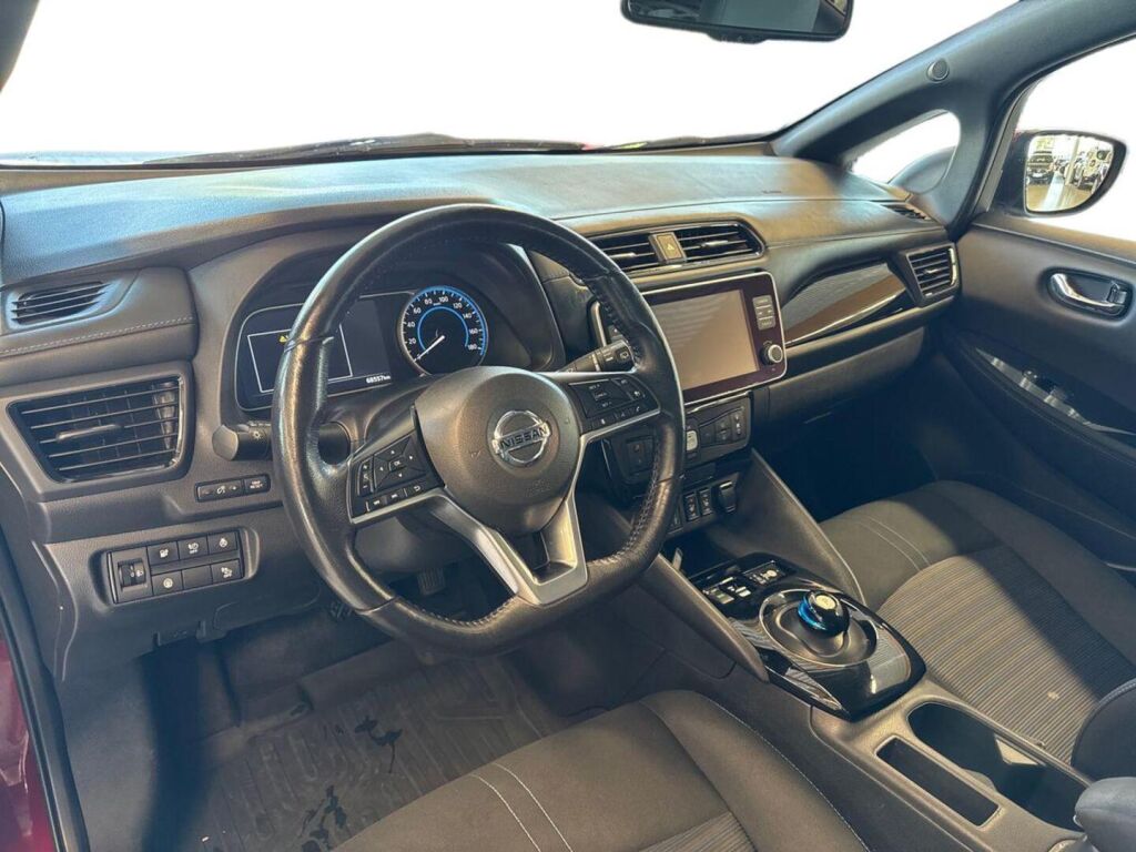 Nissan Leaf 2021 Punainen