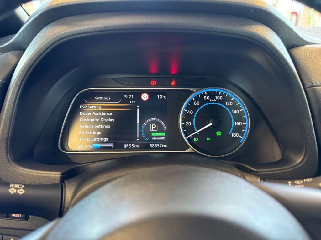 Nissan Leaf 2021 Punainen