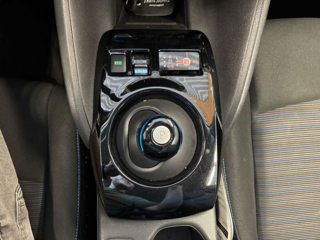 Nissan Leaf 2021 Punainen