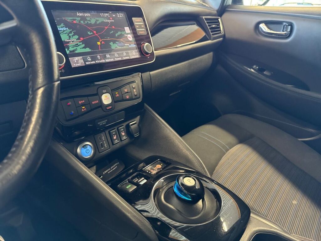 Nissan Leaf 2021 Punainen