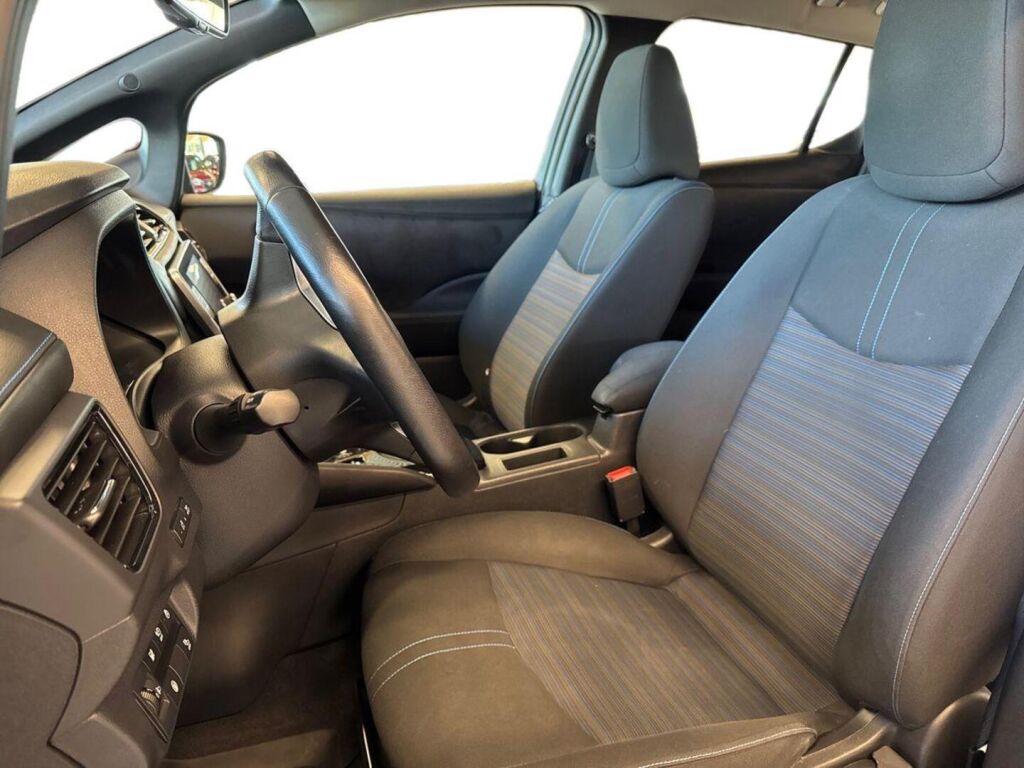 Nissan Leaf 2021 Punainen
