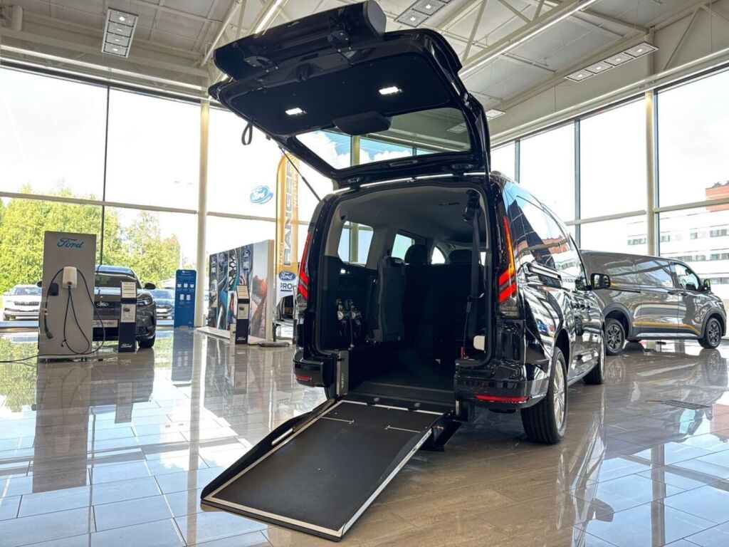 Ford Grand Tourneo Connect 2026 Ink Black