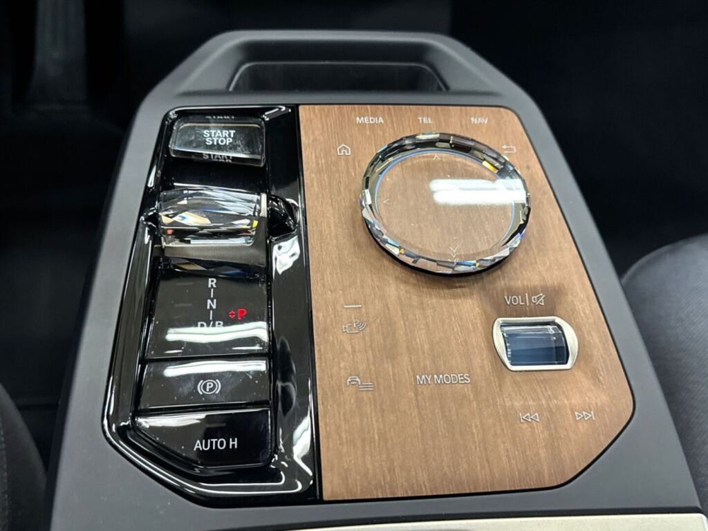 BMW iX 2022 Musta