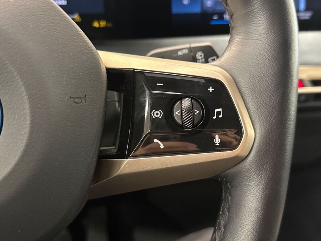 BMW iX 2022 Musta