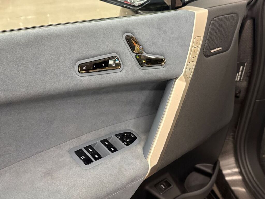 BMW iX 2022 Musta